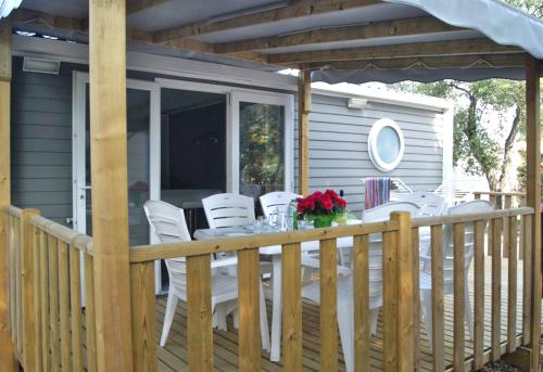 Vue extérieure, terrasse, mobil-home dans le Var à Six Fours les Plages