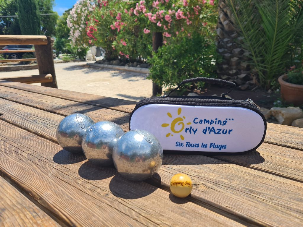 camping dans le var a six fours les plages pétanque