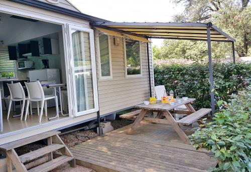 Camping Six Fours Orly d'Azur - vue extérieure, terrasse, mobil-home