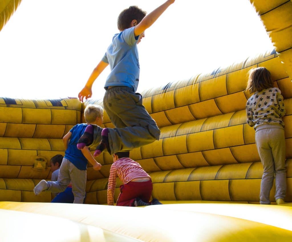 camping dans le var a six fours les plages activité enfant trampoline