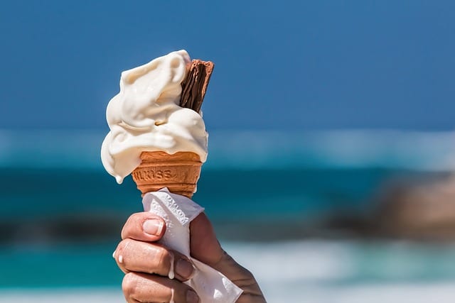 Photo d'une glace au bord de mer dans le Var