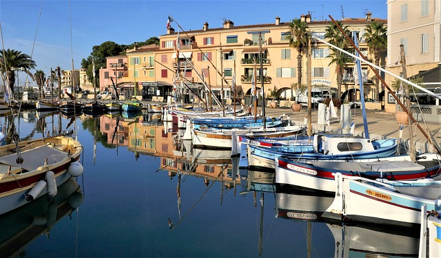 Bateaux colorés dans le port de Sanary sur Mer en fin de journée