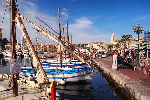 Bateaux colorés dans le port de Sanary-sur-Mer sous un ciel bleu d'été