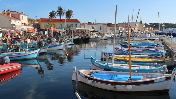 Le Brusc à Six-Fours-les-Plages dans le Var, avec des pointus (petits bateaux de pêche traditionnels colorés) dans le port du village, au bord de la mer Méditerranée (France)